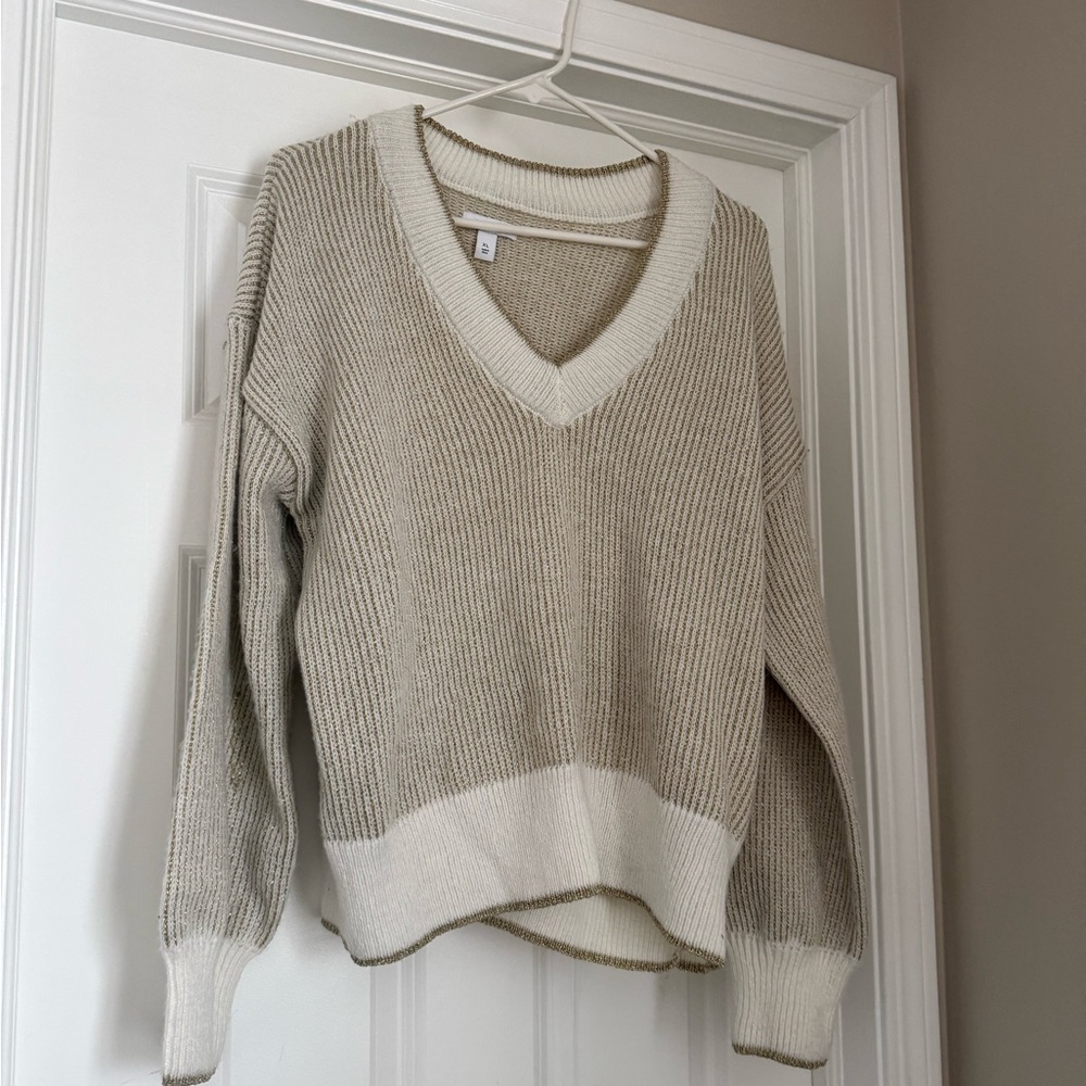 NWT Women’s White and Gold V-Neck Sweater Size XL